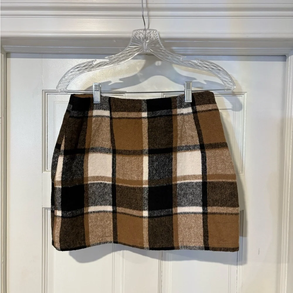 Elegant Plaid Mini Skirt in Tan and Black - Picture 3 of 7